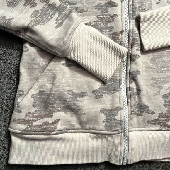 Athleta Triumph Hoodie in Gypsum Camo - Picture 9 of 14
